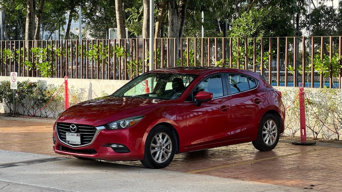 Mazda 3 roja del catálogo Automensual